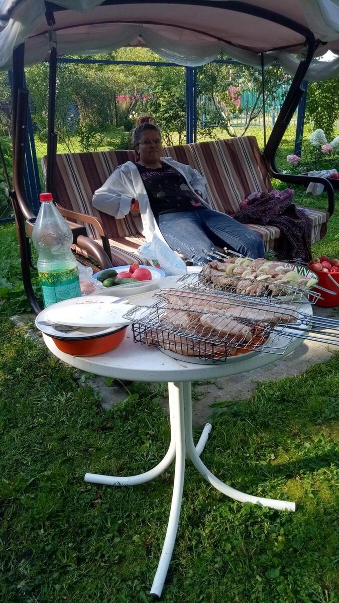 Это одно из давних тоже фото. Гортензия еще одна и очень маленькая еще . И на соседнем участке еще нет большого дома.