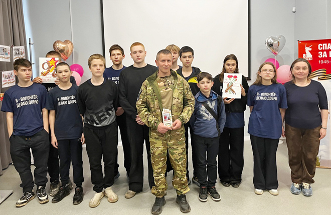 Ребята сделали фото на память с участником СВО Александром Белоусовым