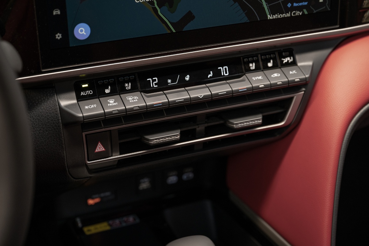 Салон порадует адептов физических кнопок. Фото Toyota  📷
