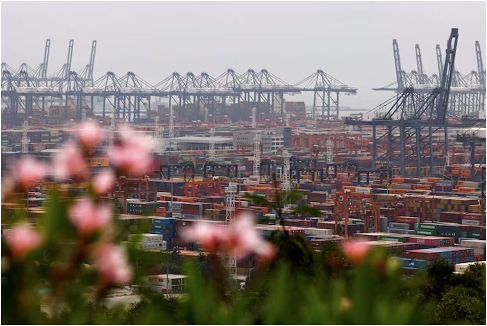 Краны и контейнеры в порту Яньтянь в Шэньчжэне, провинция Гуандун, Китай, 17 апреля 2025 года. REUTERS/Tingshu Wang/File Photo 