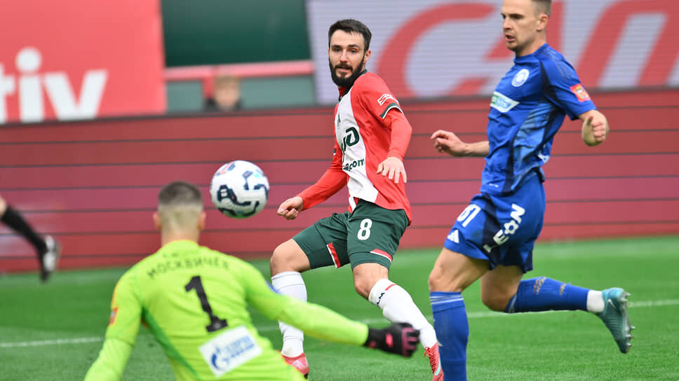 Вратарь ФК «Оренбург» Богдан Москвичев (слева) в матче против команды «Локомотив» (Москва)..📷Фото: Иван Водопьянов / Коммерсантъ