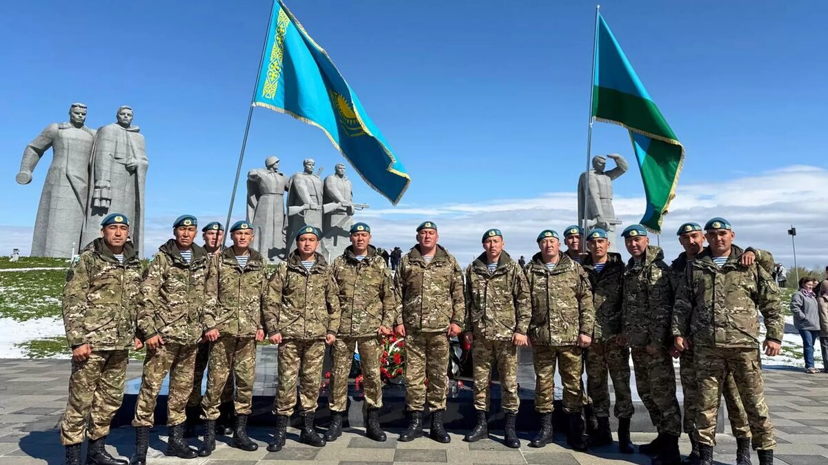 Казахстанские военнослужащие посетили Музей героев-панфиловцев в Волоколамске и возложили цветы к мемориалу