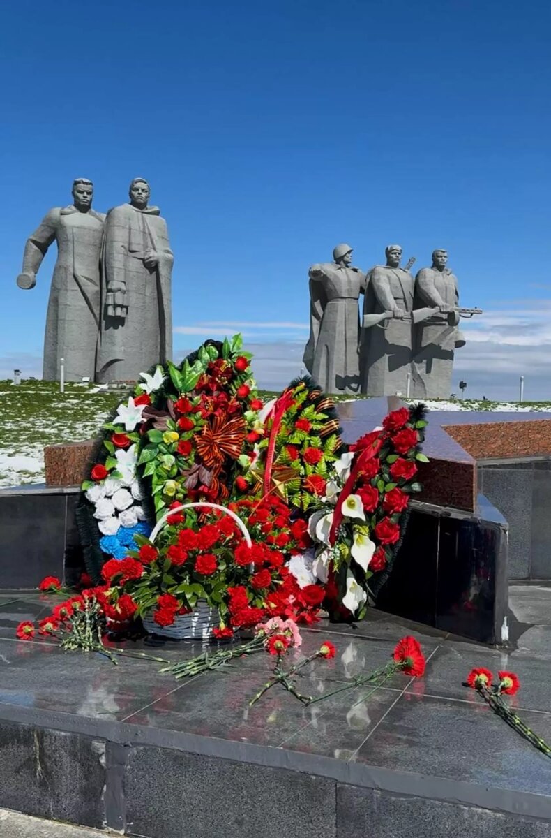 Казахстанские военнослужащие посетили Музей героев панфиловцев в Волоколамске и возложили цветы к мемориалу