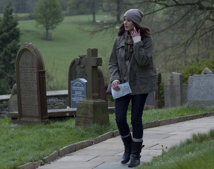 Кадр из сериала "Тайна Крикли-Холла"