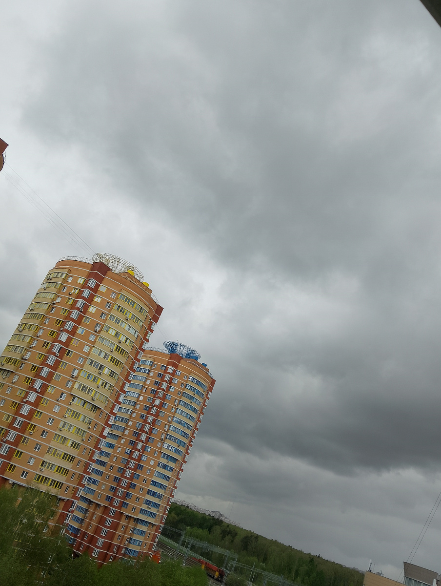 Утреннее тёмное низкое небо в Подмосковье 30.04.2025, фото автора