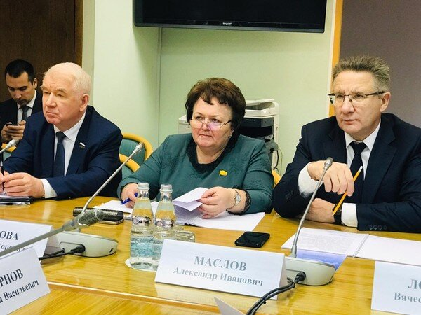 Александр Маслов (справа) обсуждает проблемы воздушных перевозок на политсовете партии / Фото: официальный сайт партии «Единая Россия»