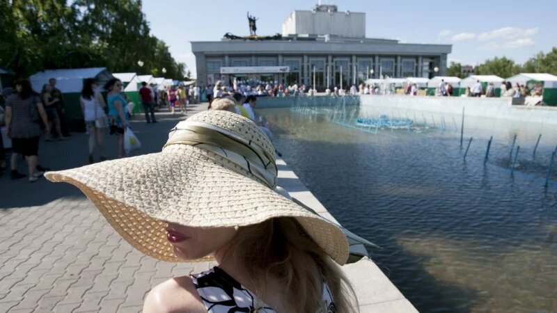     Жара, фонтан. День России в Барнауле. 12 июня 2016 года. Олег Богданов