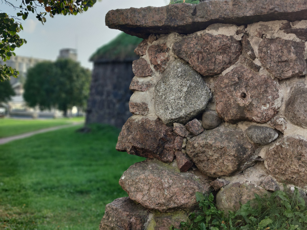 Гранитная кладка бастиона Панцерлакс в Выборге (XVI в.)