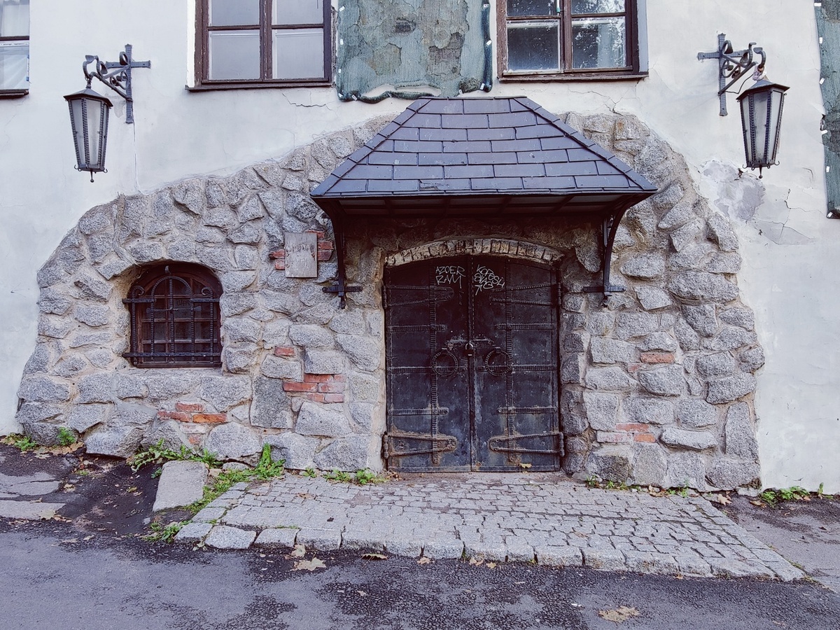 Гранитная облицовка на улице Сторожевой башни