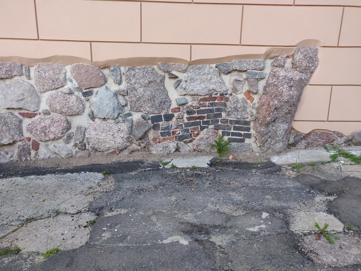 Гранитный подклет на Южном Валу