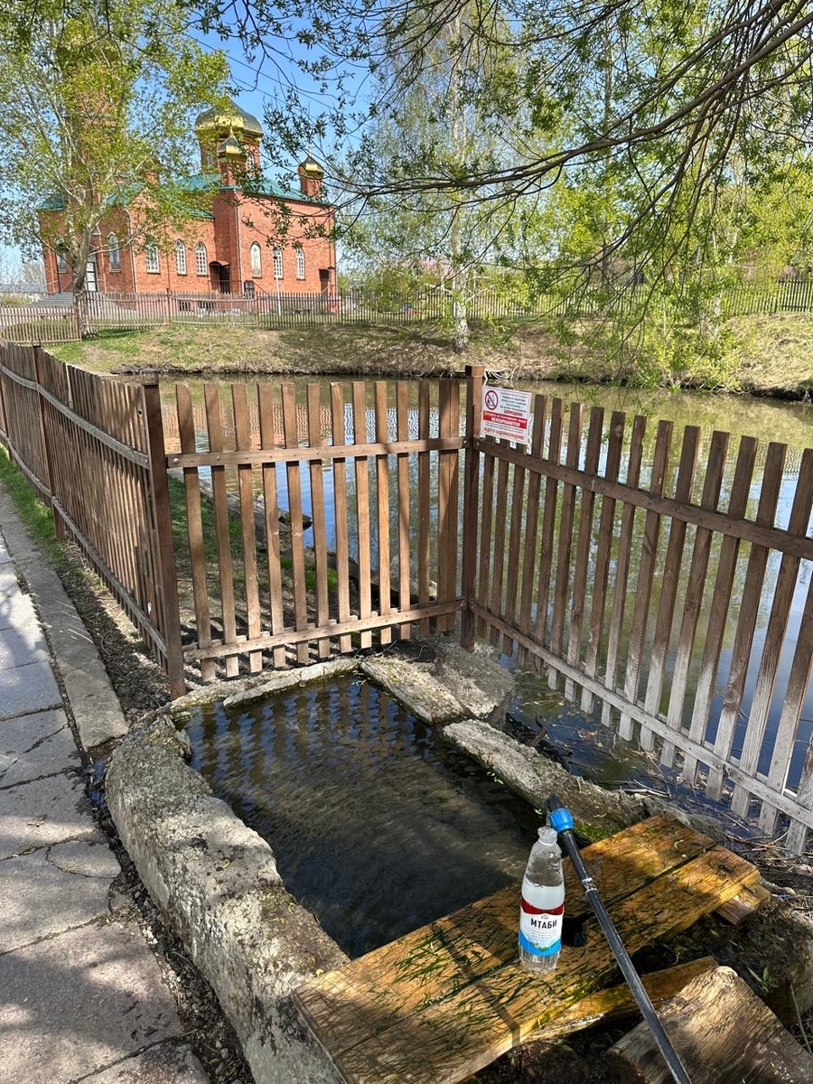 Автор набирает воду.