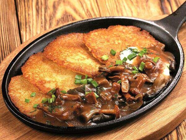 Драники с грибами, фото из меню "Васильки", ровно так это и вживую выглядит. И подача на сковороде, да.