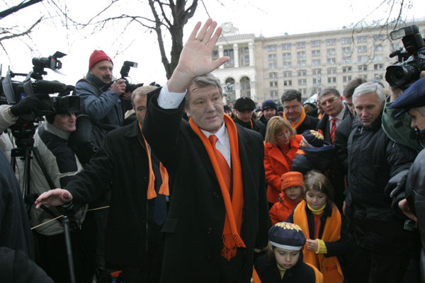 Виктор Ющенко со своими детьми и женой на Майдане в Киеве, 28.11.2004, 16:55