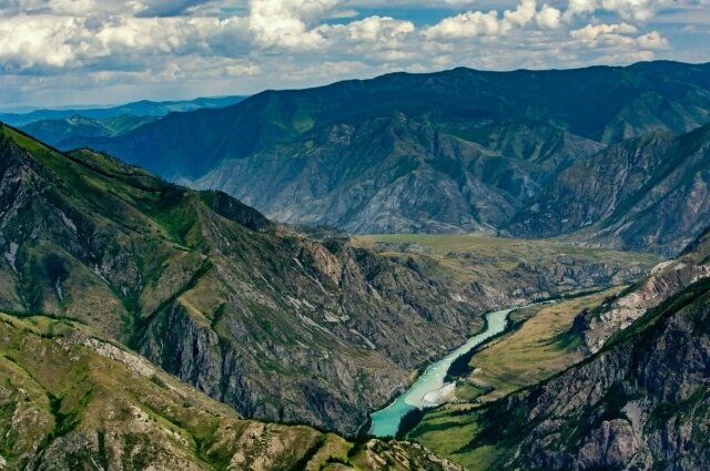    В горах реки с быстрым течением, а озера – холодные. Фото:  www.globallookpress.com/ Serguei Fomine