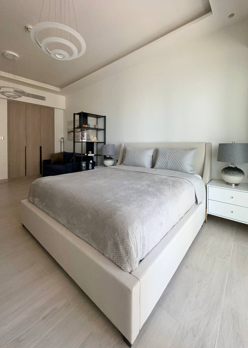 Студия разделена на несколько функциональных зон, проект Furni 