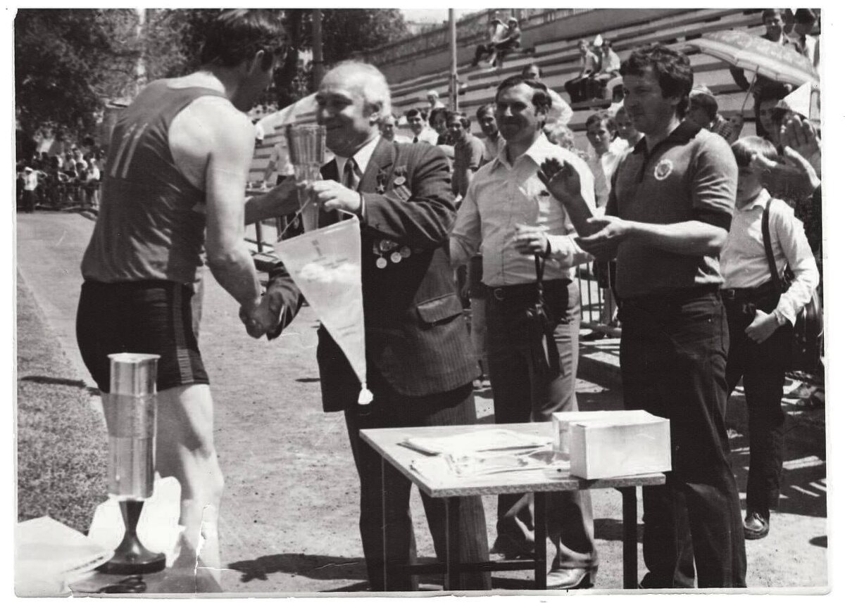 Герой Советского Союза Павел Степаненко вручает кубок победителя капитану кропоткинской сборной по баскетболу (1985 год).