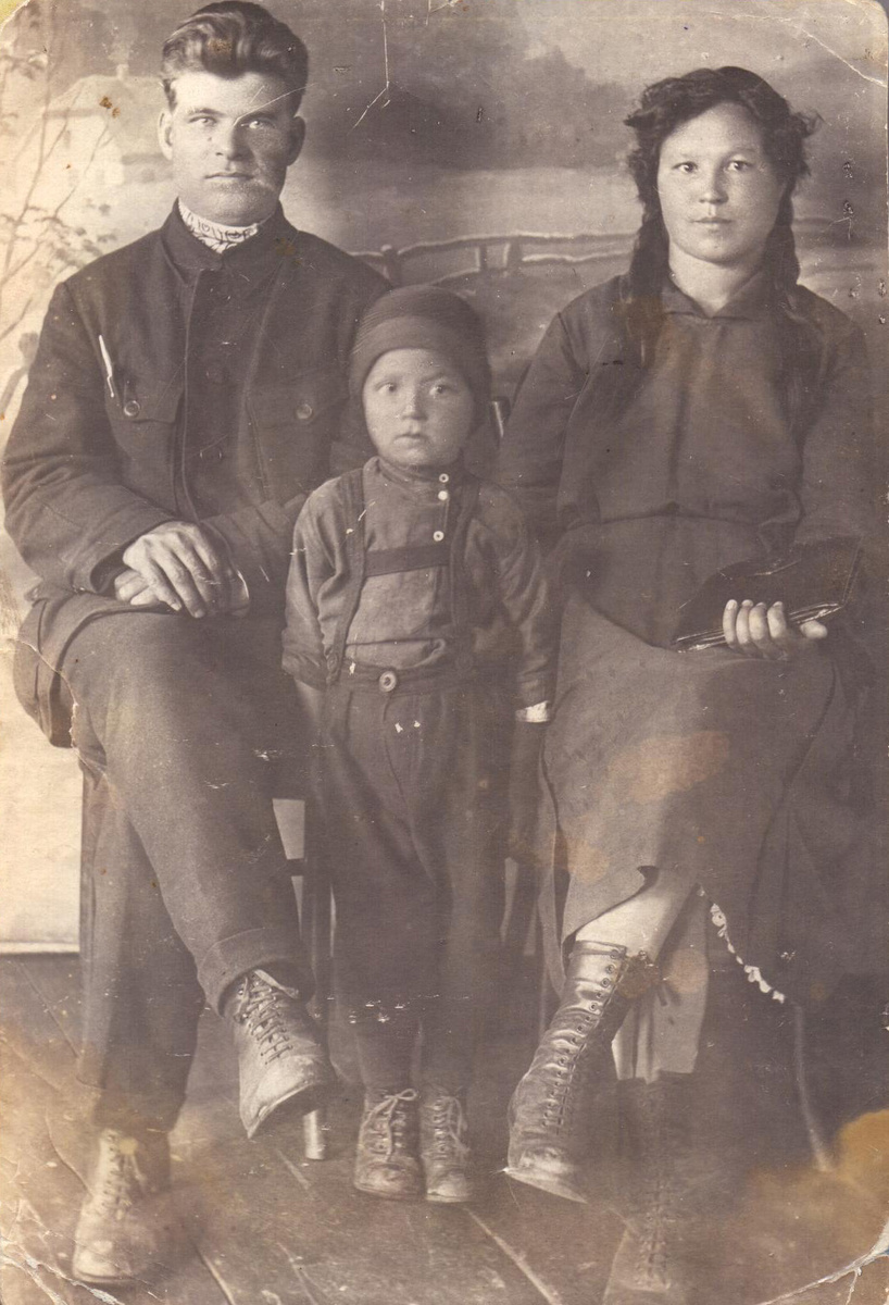 Фото из семейного архива Притужаловых: Михаил Иванович с Варварой Ивановной и сыном Александром.