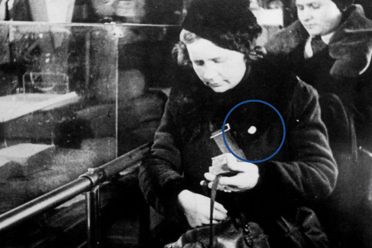 Блокадницы Ленинграда у магазинного прилавка с дневным пайком хлеба. Кадр из документальной хроники. Фото: Владимир Карпов, "Россия в войне 1941–1945".