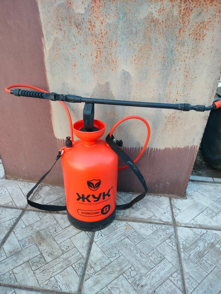 Фото автора. Очень удобный опрыскиватель