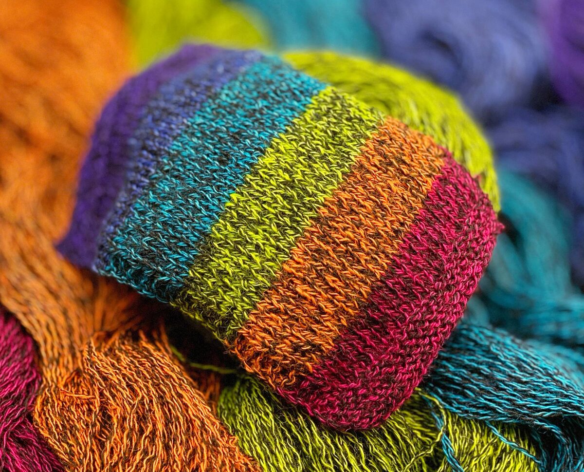 Иногда даже для однотонного окрашивания любопытно связать образец, если красишь необычную основу