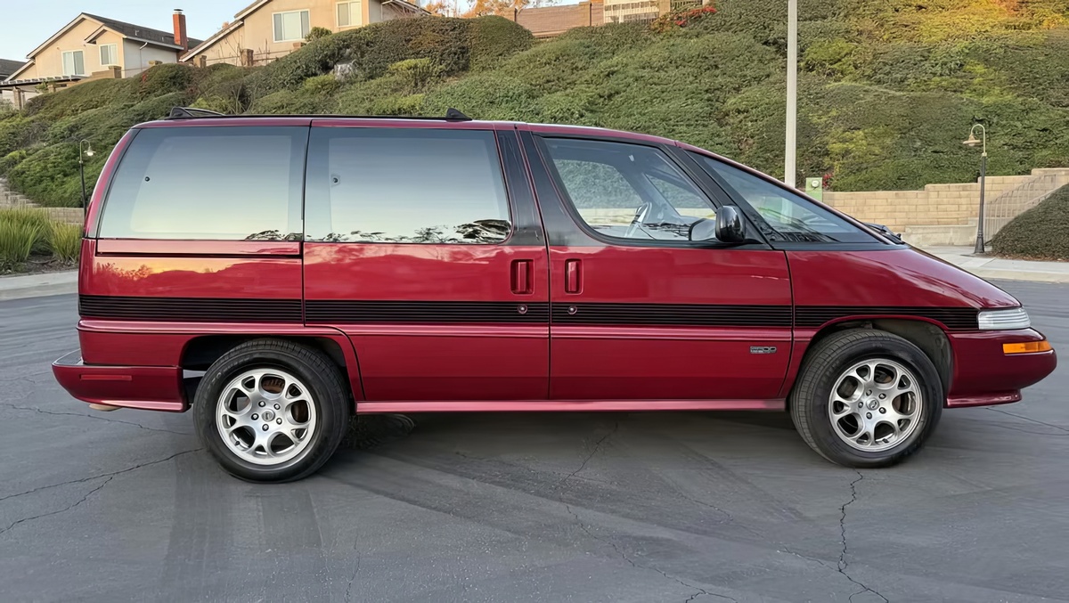 ©Bring a Trailer ©Oldsmobile