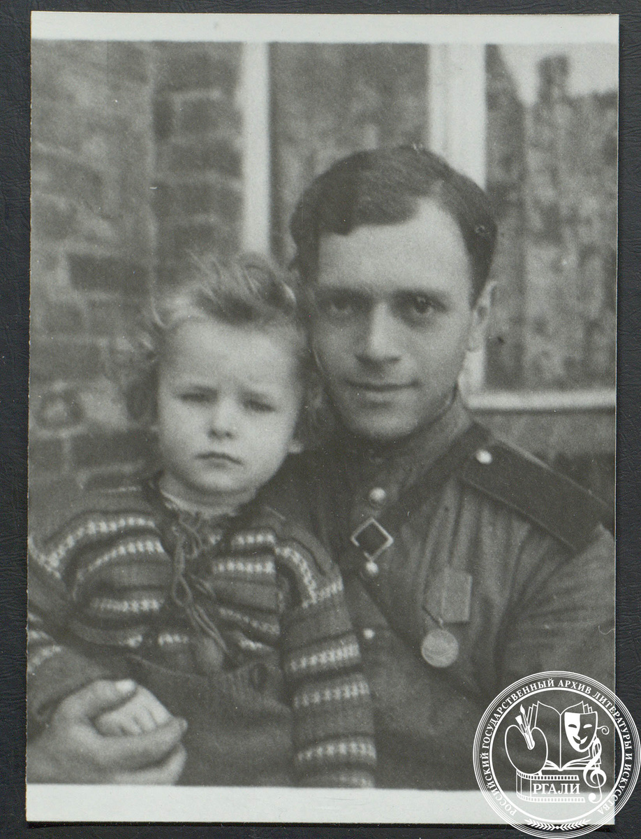 Фотография Д.С. Самойлова. Апрель 1945 г. РГАЛИ. Ф. 1465 Оп. 3.