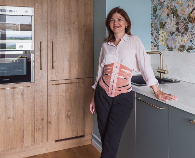 Градиент в прихожей и темный санузел: как оформили малогабаритку 66 м² для семьи с детьми