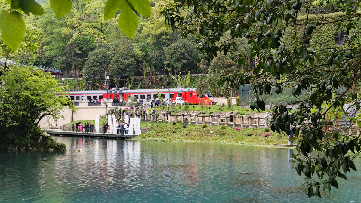 Электропоезд "Диоскурия" на станции Псырцха в Абхазии. Май 2025. Фото автора.
