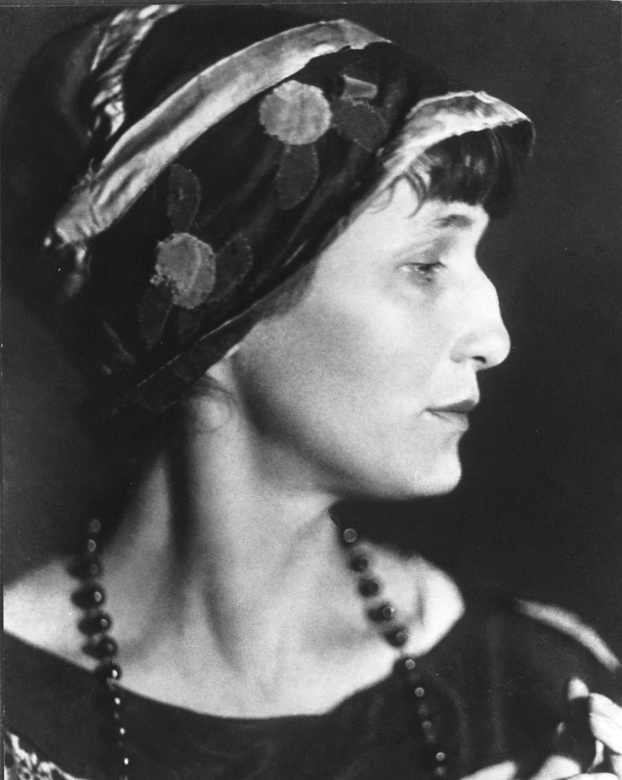 Анна Андреевна Ахматова и чёрные бусы. 1922 год.  Моисей Наппельбаум / @ РИА "Новости 