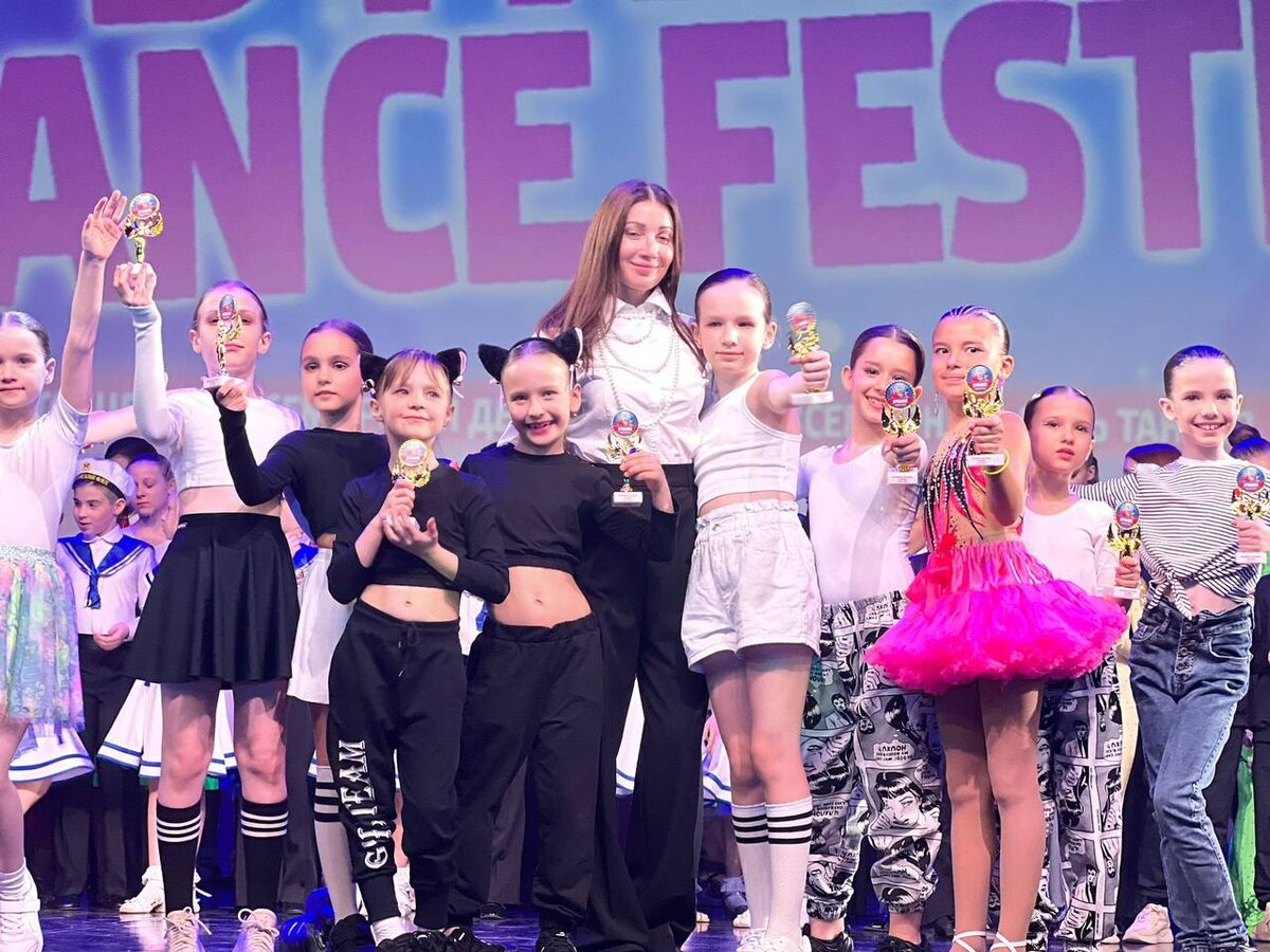 Ольга Бардышева со студентками Гимназии Сколково на выступлениях 