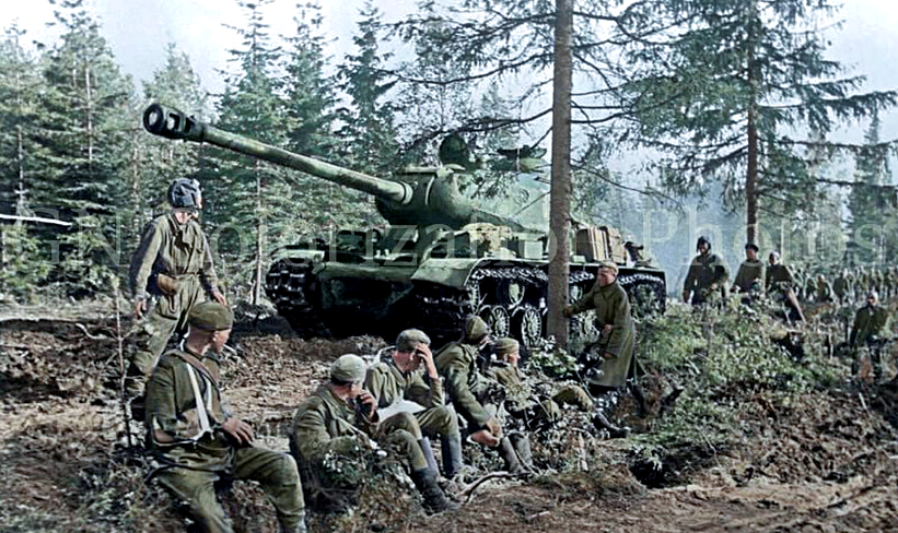 Советский тяжёлый танк ИС-2 проезжает мимо солдат. Белорусская наступательная операция, 1944 г.