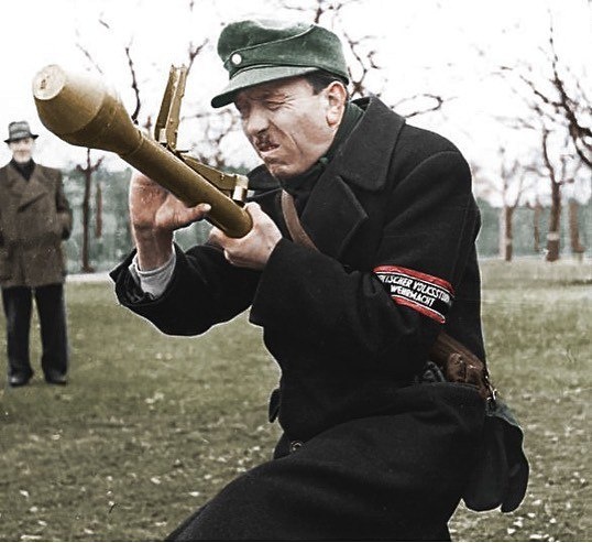Боец Volkssturm с Panzerfaust, 1945 г.