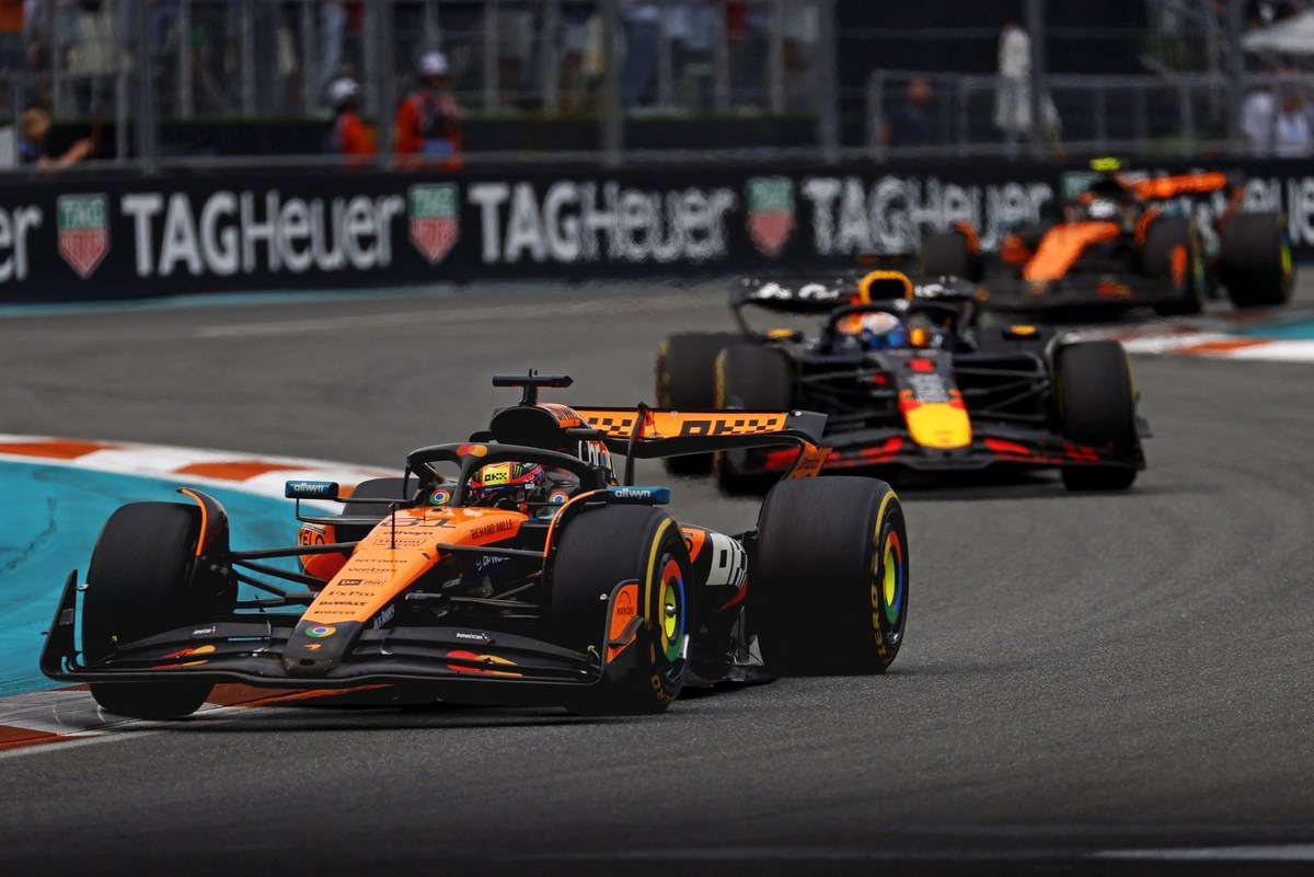    Пилот McLaren Оскар Пиастри лидирует над Максом Ферстаппеном (Red Bull) и Ландо Норрисом (McLaren) на Гран-при Формулы-1 в Майами