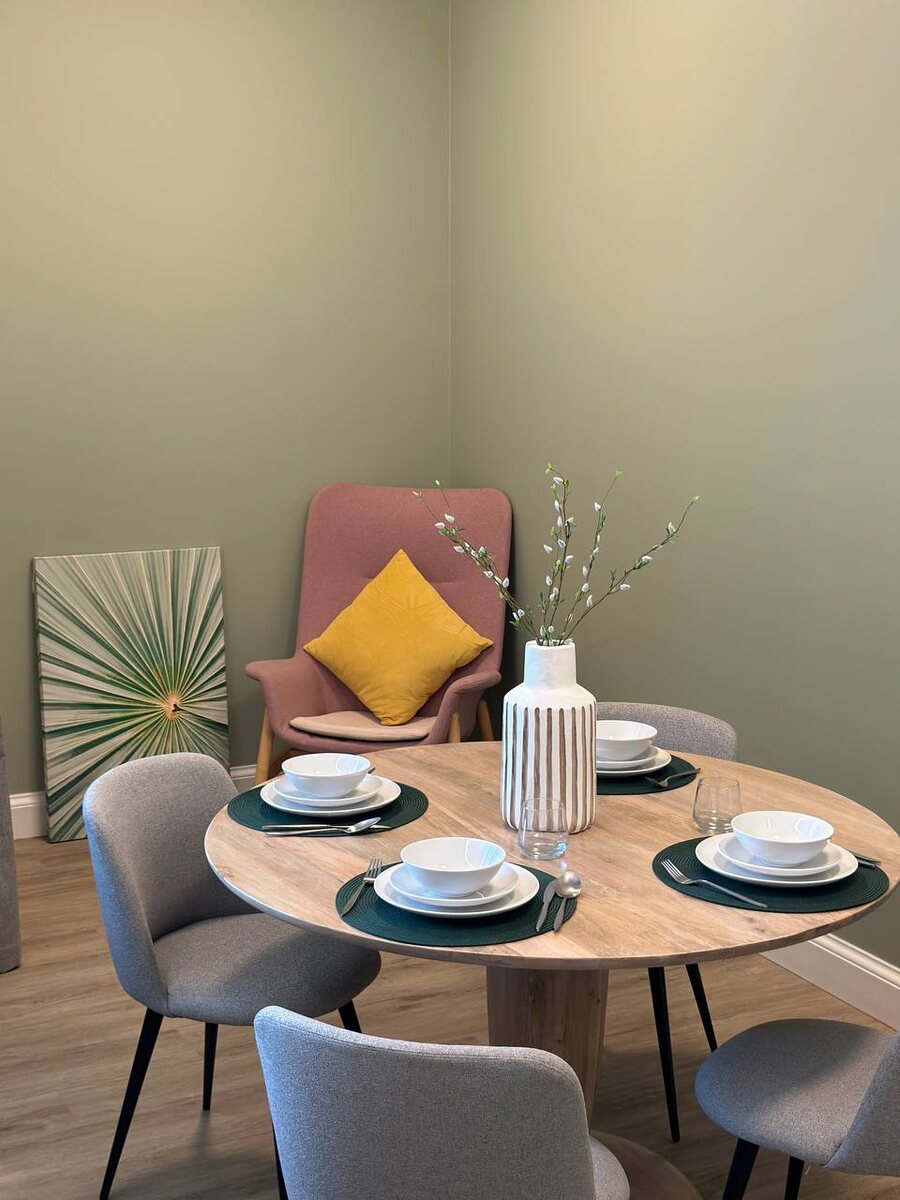 Гостиная, кухня и обеденная зона в одном пространстве, проект Furni 