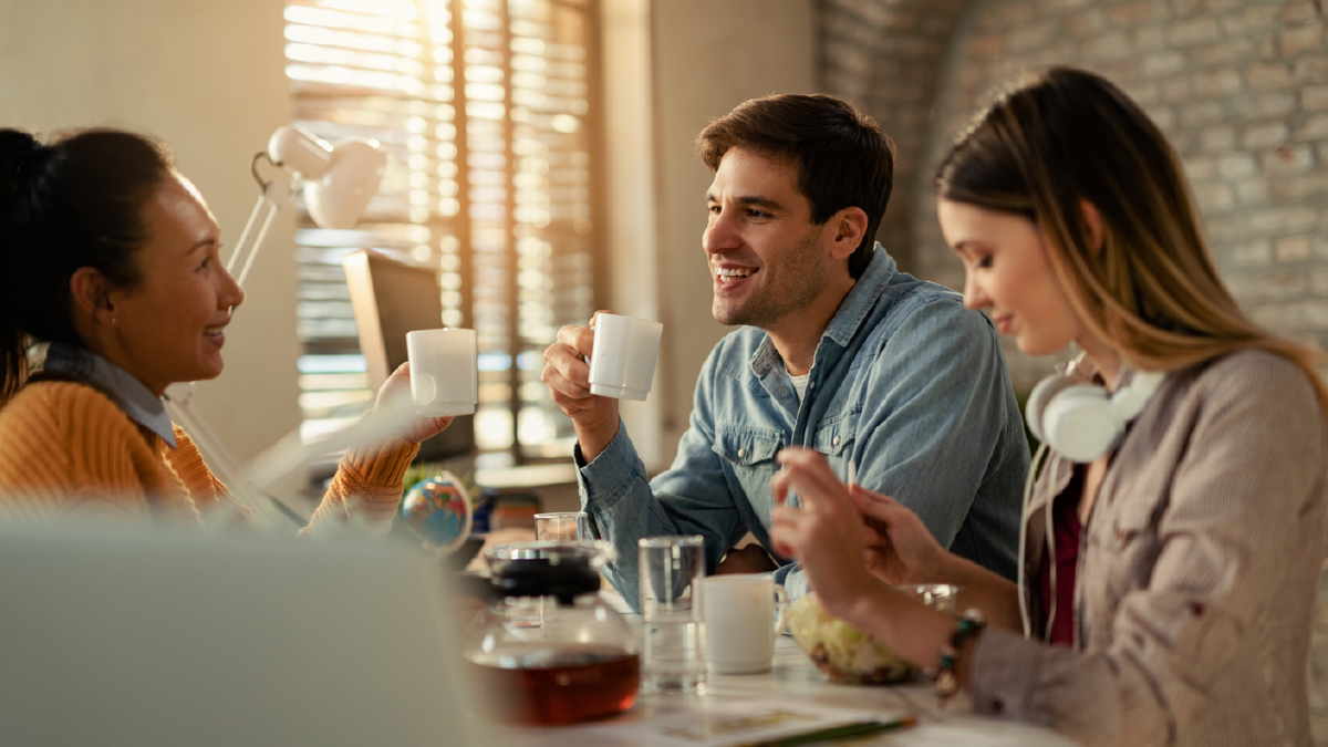 Совместный обед с приятными коллегами поможет поднять настроение и рабочий настрой