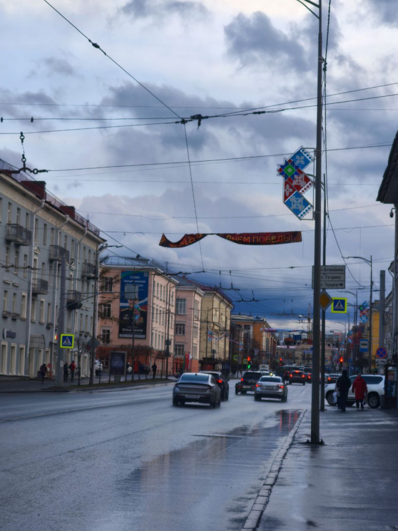    Сорванные ветром баннеры к 9 мая переместят на другую улицу Петрозаводска читатель "Фактор Ньюс"