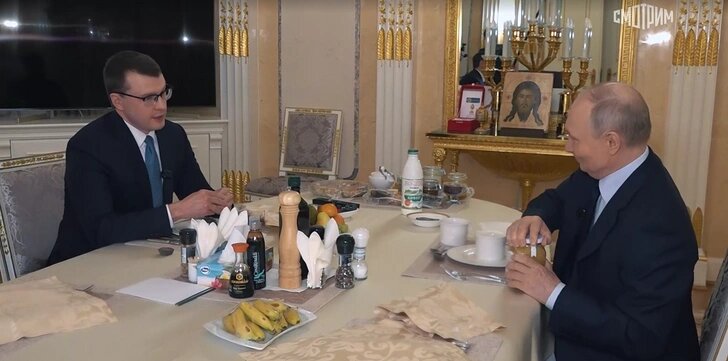 Президент настоял, чтобы приглашенный журналист попробовал клюкву с медом