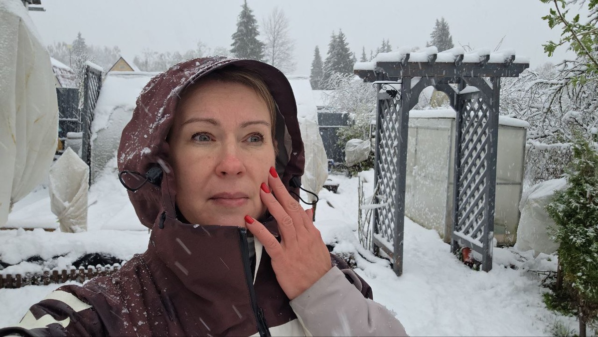 В шесть утра мы  вышли на улицу очищать деревья от снега. Ветки трещали, в лесу от тяжести снега ломались вековые ели. Об этом есть выпуск на канале, ссылка ниже.