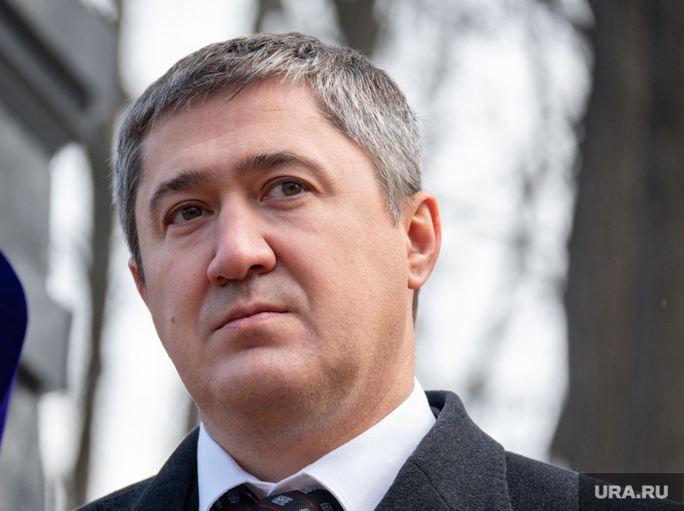 Дмитрий Махонин советует почитать книгу о тружениках тыла. Фото: Руслан Яроцкий © URA.RU