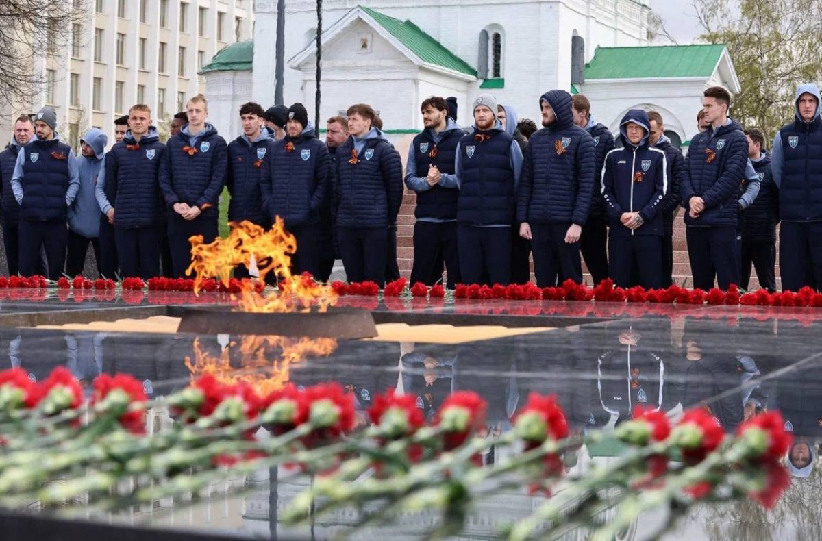    Представители нижегородских спортивных клубов возложили цветы к Вечному огню в Кремле в канун Дня Победы