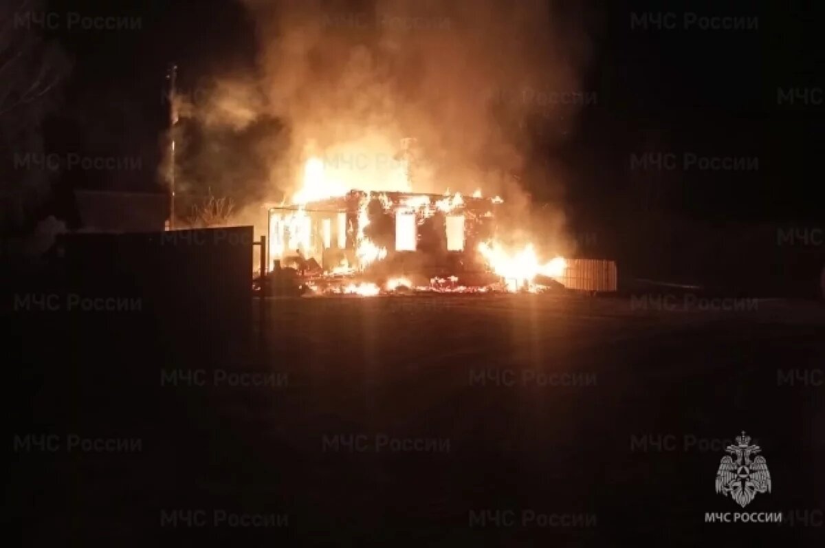    Частный жилой дом сгорел в брянском поселке Синезерки