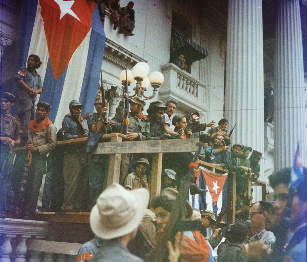 Фидель Кастро произносит речь с импровизированного балкона 1 января 1959 года по пути к своему победному въезду в Гавану. Кастро был известен своим ораторским мастерством.