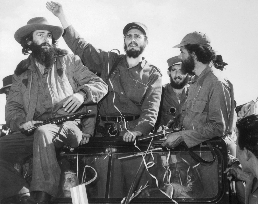 Кастро прибывает в Гавану 8 января 1959 годаФидель Кастро машет приветствующей его толпе по прибытии в Гавану 8 января 1959 года, вскоре после того, как диктатор Фульхенсио Батиста бежал с острова.