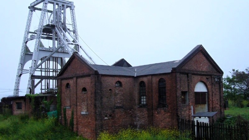 Угольная шахта Миике (三池炭鉱, Miike Tankō ) , также известная как Угольная шахта Мицуи Миике (三井三池炭鉱, Mitsui Miike Tankō )