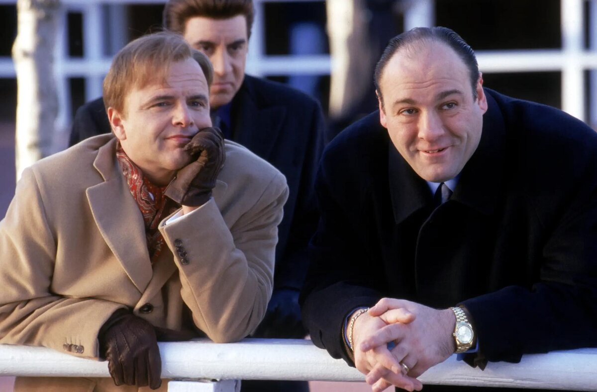    Джо Пантольяно (справа) и Джеймс Гандольфини. Кадр из сериала «Клан Сопрано»: Page Six