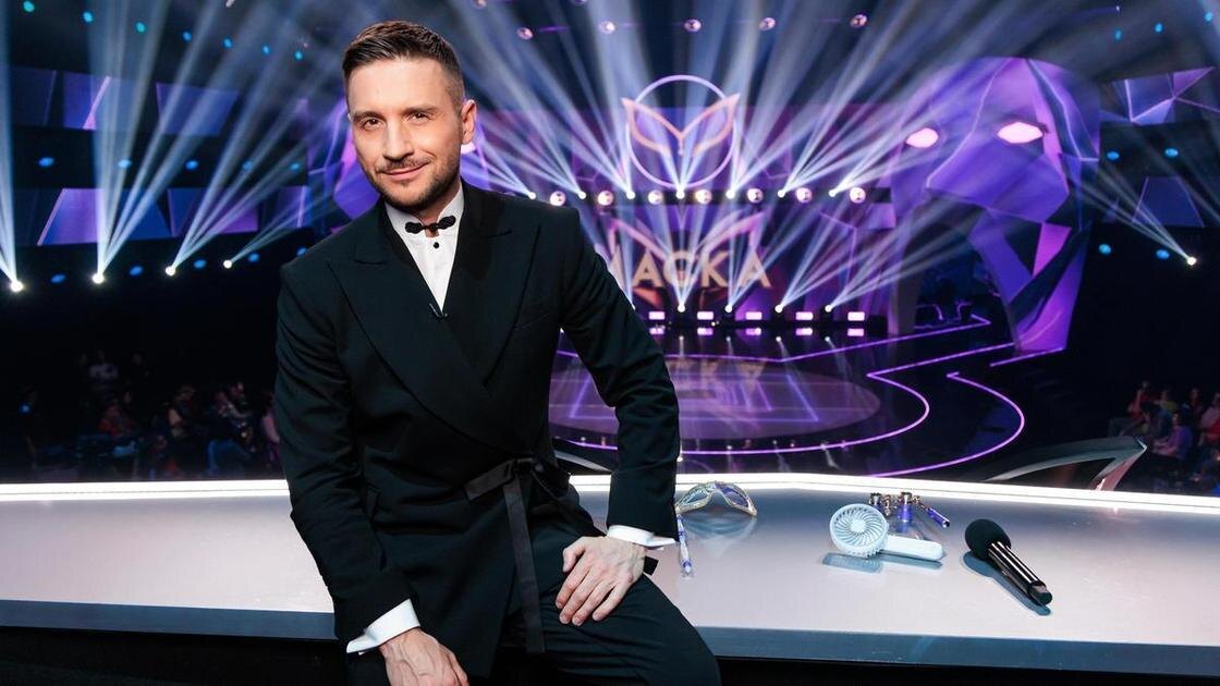 Сергей Вячеславович Лазарев — российский певец, актёр театра, кино и телевидения, телеведущий. Бывший участник поп-группы «Smash!!». Дважды выступал на международном конкурсе песни «Евровидение» (в 2016 году в Стокгольме и в 2019 году в Тель-Авиве), оба раза занял 3-е место. Канал НТВ. «Маска» — музыкальное телешоу, являющееся российской адаптацией международного формата Masked Singer. компании Munhwa Broadcasting Corporation. Фото доступное на ресурсах интернета.