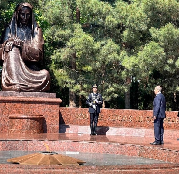    Лавров всего лишь удивился замене русской надписи на английскую - и был залит потоками злобы. Фото: телеграм-канал Марии Захаровой, официального представителя МИД РФ