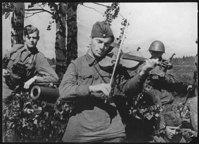 Скрипач Большого театра Рузинов исполняет перед бойцами произведения Чайковского. Источник фото: "Российский национальный музей музыки".