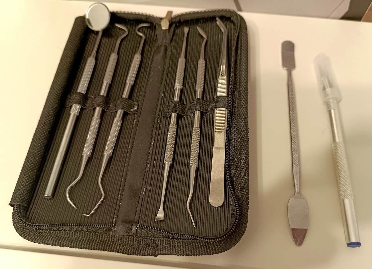 Стоматологический инструмент отлично подходит для ремонта принтеров. Также понадобится спуджер и скальпель