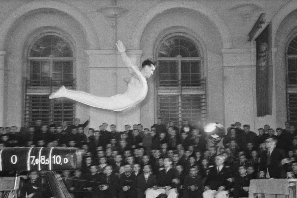 Василий Федосеев/ТАСС📷Абсолютный чемпион Олимпийских игр 1952 года гимнаст Виктор Иванович Чукарин во время выполнения прыжка через коня на соревнованиях на личное командное первенство СССР по спортивной гимнастике